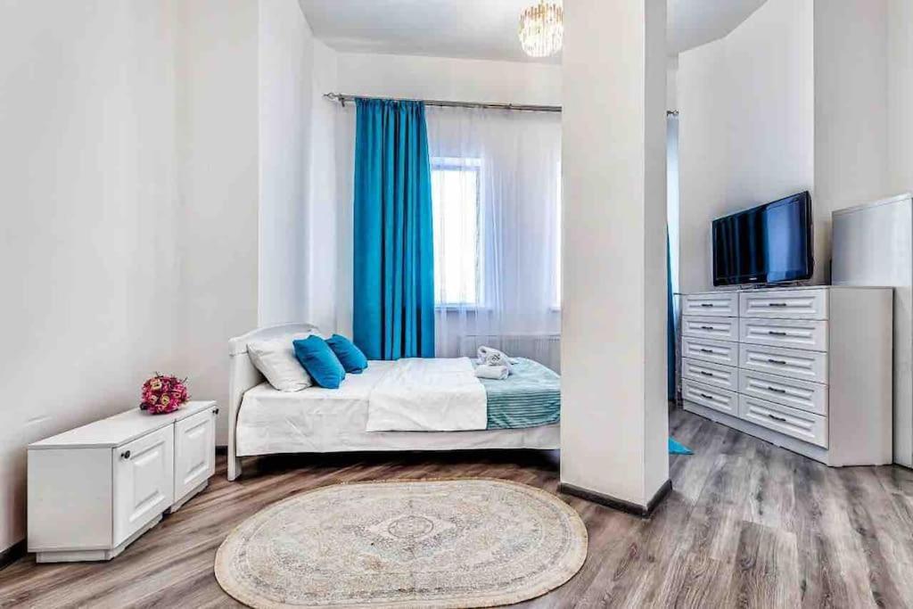 Уютная Квартира С Террасой В Сердце Столицы Apartment Taldykol ภายนอก รูปภาพ