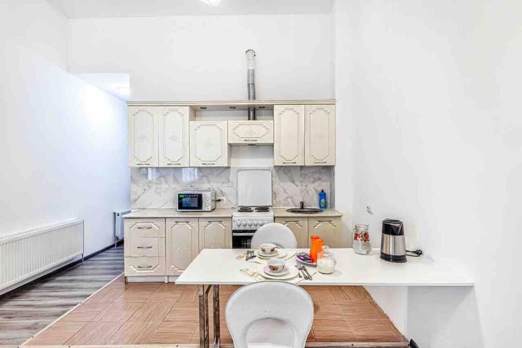Уютная Квартира С Террасой В Сердце Столицы Apartment Taldykol ภายนอก รูปภาพ