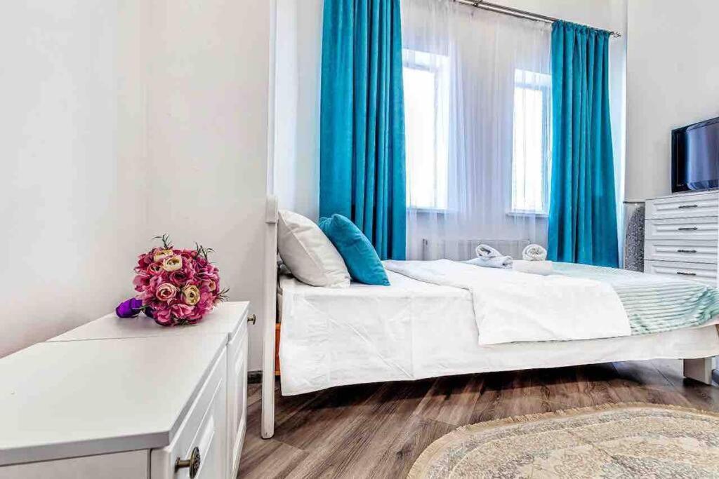Уютная Квартира С Террасой В Сердце Столицы Apartment Taldykol ภายนอก รูปภาพ